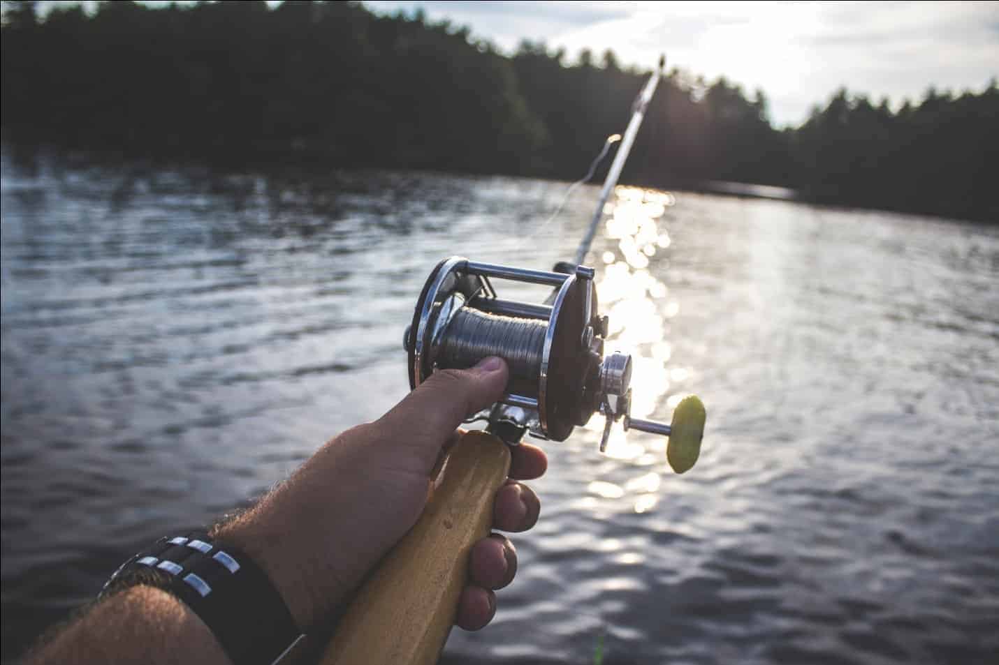 Which side of the reel should the crank go on a spinning reel if you're  right handed? : r/FishingForBeginners
